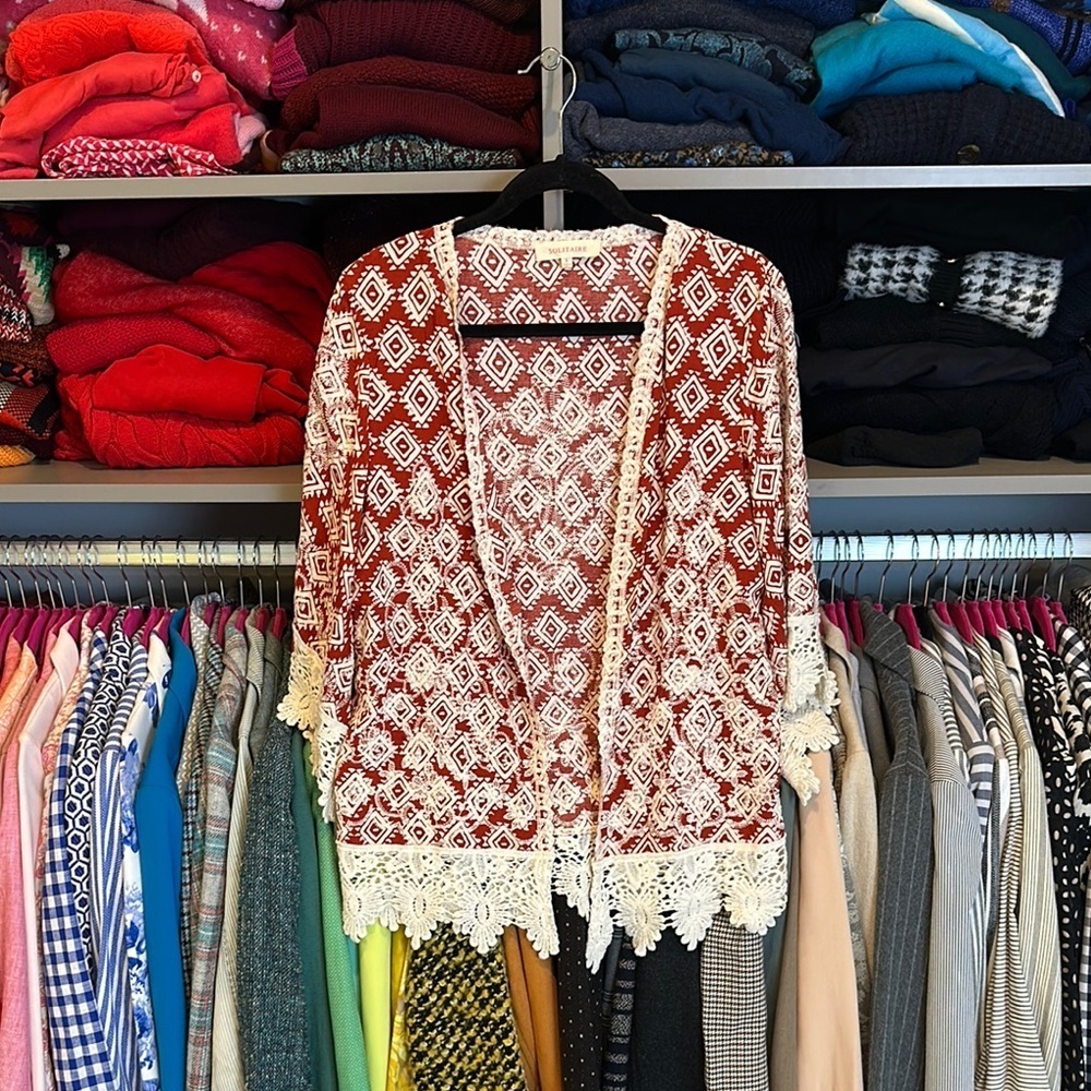 Solitaire red and cream print 3/4 sleeve kimono size S